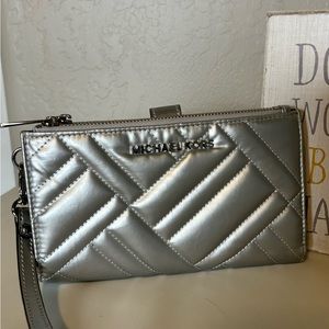 NEW Michael Kors Silver Quilted Wallet 💜